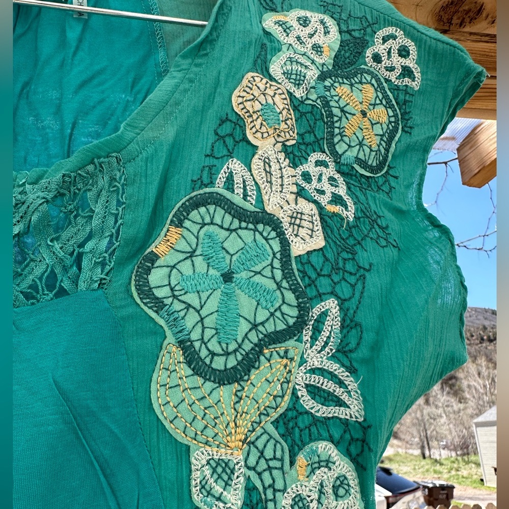 Lulumari NWOT Turquoise Yellow Green Top Shirt Appliqué Embroidered Large - Picture 6 of 13